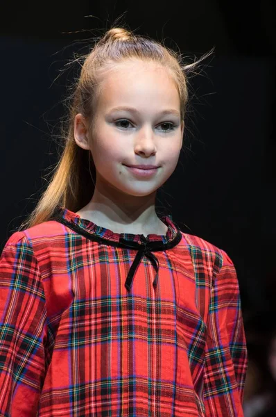 Fille Porte Collection Vêtements Pour Enfants Exposition Internationale Mode Journée — Photo