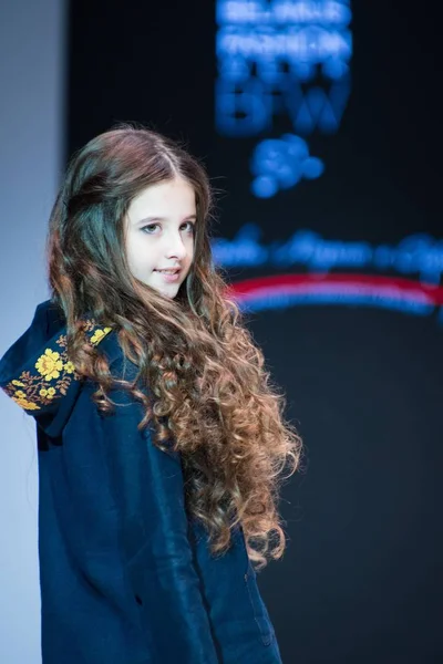 Ragazza Indossa Collezione Vestiti Bambini Alla Fiera Internazionale Della Moda — Foto Stock