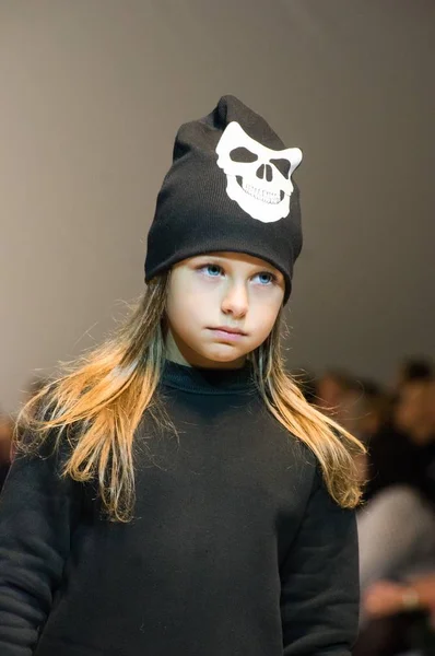 Mädchen Trägt Kinderkleiderkollektion Auf Der Internationalen Modeausstellung Kindermodetag Während Der — Stockfoto