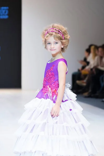 Niña Lleva Colección Vestidos Para Niños Exposición Internacional Moda Día —  Fotos de Stock