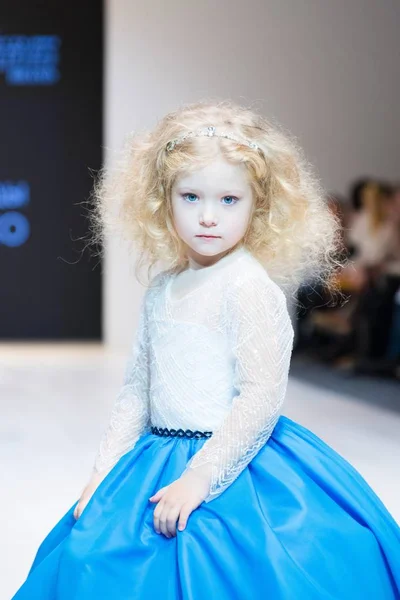 Dziewczyna Nosi Dzieci Kolekcja Sukni Międzynarodowych Targach Mody Dziecięca Moda — Zdjęcie stockowe