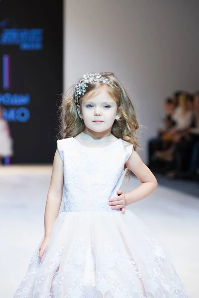 Девушка Носит Детскую Коллекцию Одежды Международной Выставке Моды День Детской — стоковое фото