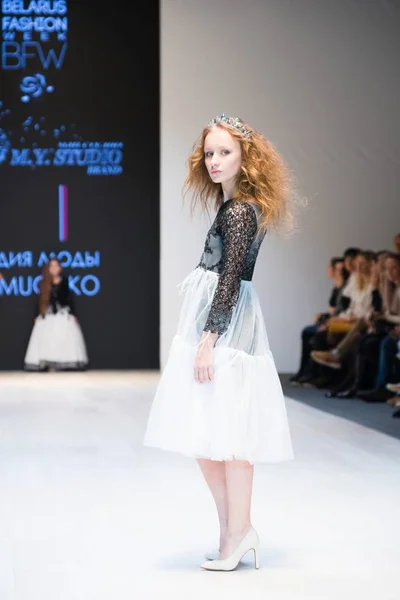 Kız Çocuk Elbise Koleksiyonu Moda Uluslararası Sergide Giyer Beyaz Rusya — Stok fotoğraf