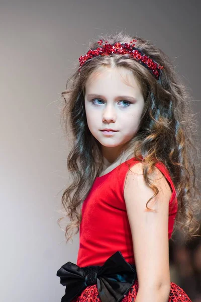 Niña Lleva Colección Vestidos Para Niños Exposición Internacional Moda Día —  Fotos de Stock