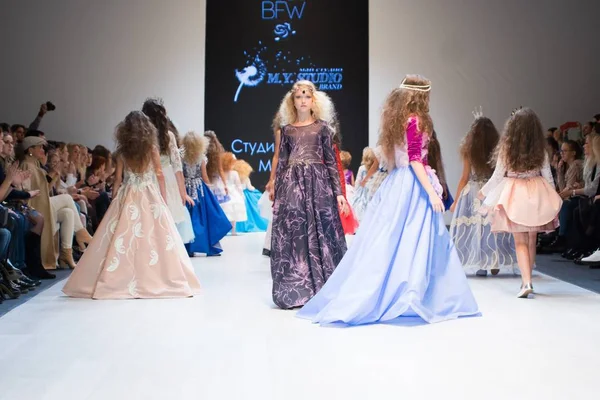 Дівчина Носить Сукні Колекції Дітей Міжнародній Виставці Моди Мода День — стокове фото