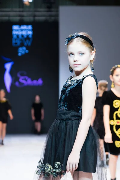 Ragazza Indossa Collezione Vestiti Bambini Alla Fiera Internazionale Della Moda — Foto Stock