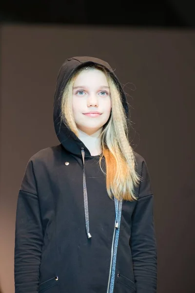 Gadis Memakai Pakaian Anak Anak Koleksi Pameran Internasional Mode Hari — Stok Foto