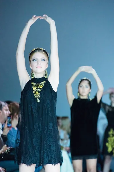 Kız Çocuk Elbise Koleksiyonu Moda Uluslararası Sergide Giyer Beyaz Rusya — Stok fotoğraf