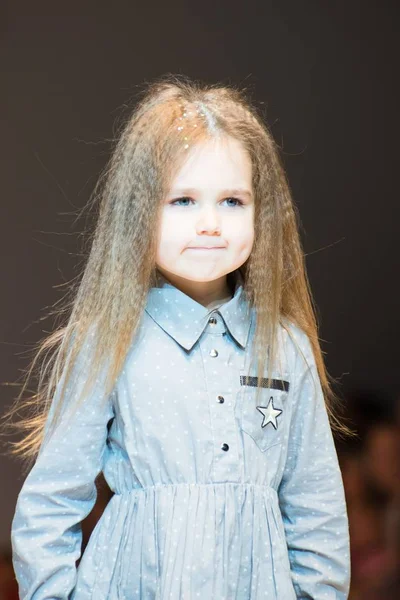 Menina Usa Coleção Roupas Infantis Exposição Internacional Moda Dia Moda — Fotografia de Stock