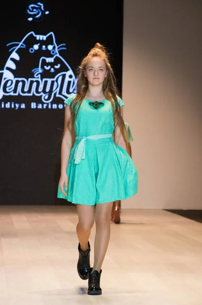 Niña Lleva Colección Vestidos Para Niños Exposición Internacional Moda Día Imágenes De Stock Sin Royalties Gratis