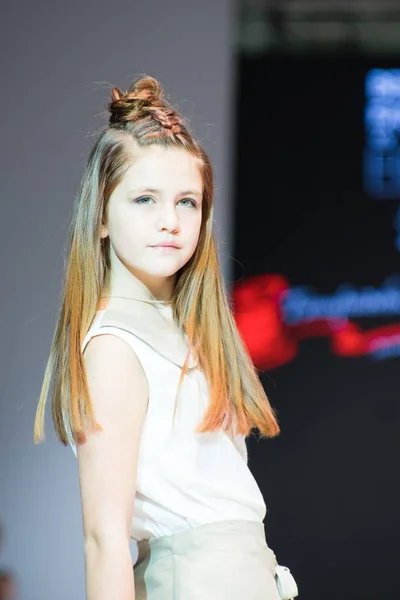 Meisje Draagt Kinderen Kleding Collectie Internationale Tentoonstelling Van Mode Kid Rechtenvrije Stockafbeeldingen