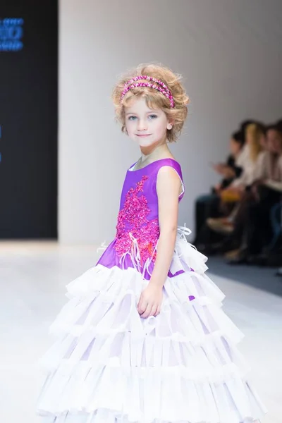 Mädchen Trägt Kinderkleiderkollektion Auf Der Internationalen Modeausstellung Kindermodetag Während Der lizenzfreie Stockfotos