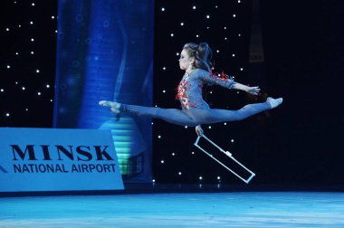 Kimliği belirsiz genç jimnastikçi, jimnastik, Minsk, Belarus 22 Aralık 2018 'Bebek-Cup Belswissbank' çocuk yarışmalarda yer aldığı.