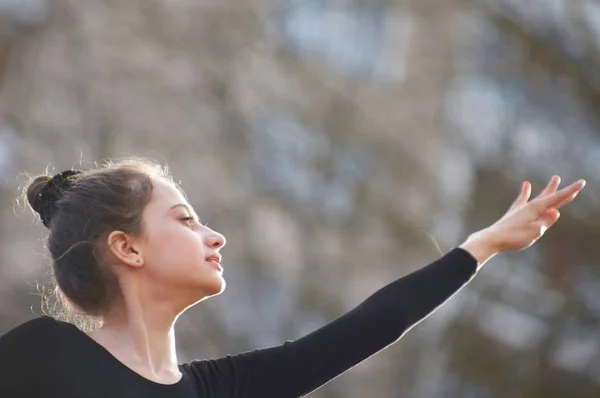 Dansare poserar i en stad på en trappa i en svart Body. — Stockfoto