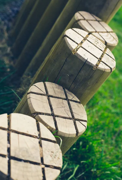 Nahaufnahme Von Kleinen Holzpfählen Auf Einem Kinderspielplatz — Stockfoto