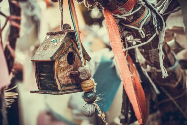 Bahçede küçük bir dekoratif ev portre fotoğrafı