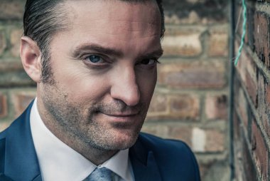 yakışıklı bir adam akıllı takım elbiseli closeup portresi