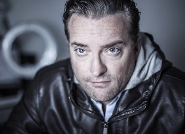 deri ceketli yakışıklı bir adam portresi