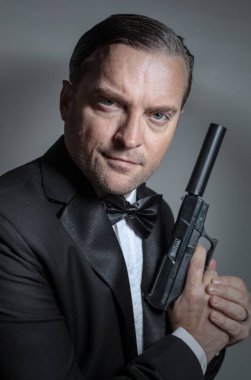 elinde bir silah yakışıklı bir adam portresi