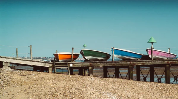 Bateaux Colorés Photographiés Sur Plage Essex Royaume Uni — Photo