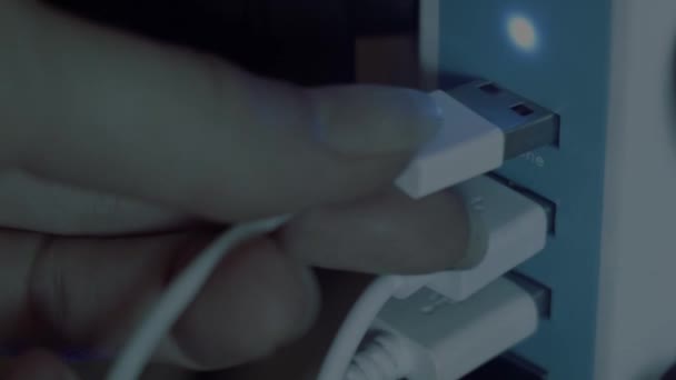 Usb ケーブルのプラグは女性の手のクローズ アップ映像 — ストック動画