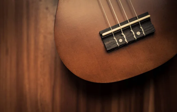 Foto Primer Plano Ukelele Sobre Fondo Marrón — Foto de Stock