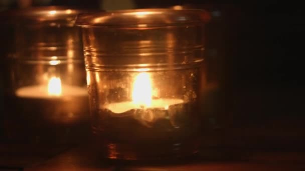 特写镜头手持镜头的小蜡烛燃烧在玻璃瓶 — 图库视频影像