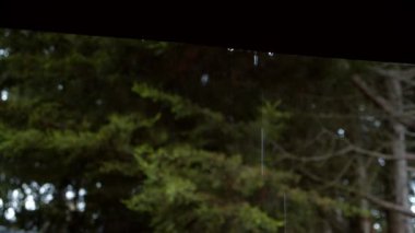 Siyah bir şemsiyeye düşen yağmur damlalarının sinematik görüntüleri