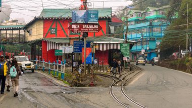 Darjeeling, Hindistan - 17 Mart 2023: Darjeeling, Hindistan 'daki en yüksek tren istasyonu, Ghum Tren İstasyonu.