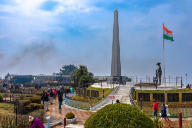 Darjeeling, Hindistan - 17 Mart 2023: Darjeeling Himalaya Demiryolu 'nun yükselişini düşürmek için oluşturulan spiral bir demiryolu olan Batasia Loop' un manzarası. 