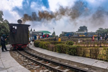 Darjeeling, Batı Bengal, Hindistan - 17 Mart 2023: Oyuncak Tren olarak da bilinen Darjeeling Himalaya Demiryolu, Batasia döngüsüne giriyor, Darjeeling, Batı Bengal, Hindistan.
