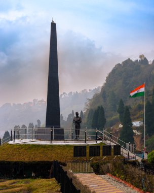 Darjeeling, Hindistan - 17 Mart 2023: Batasia döngüsü Gorkha askerleri için Darjeeling Himalaya Demiryolu 'nun yükselişini düşürmek için oluşturulmuş spiral bir demiryolu anıtıdır..
