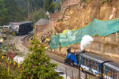 Darjeeling, Hindistan - 17 Mart 2023: Darjeeling Himalaya Demiryolu 'nun gerçek görüntüsü, Darjeeling Oyuncak Treninin Yolda Çalışması olarak da bilinir..
