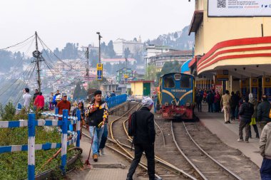 Darjeeling, Hindistan - 17 Mart 2023: Darjeeling tren istasyonunun peyzaj manzarası, Hindistan 'ın Batı Bengal eyaletinin Darjeeling ilçesindeki ana tren istasyonudur. İstasyon UNESCO Dünya Mirası Alanında yer almaktadır..