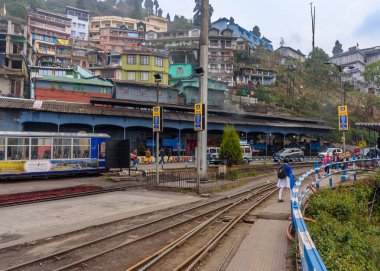 Darjeeling, Hindistan - 17 Mart 2023: Dar Ölçekli Oyuncak Tren Rayları Manzarası Darjeeling, Hindistan 'daki dağ evleri.