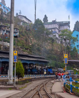 Darjeeling, Hindistan - 18 Mart 2023: Dar Ölçekli Oyuncak Tren Rayları 'nın Hindistan Darjeeling' deki Loco Barakasına bakan dikey Görünümü.