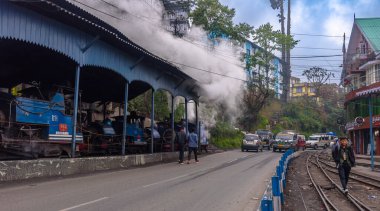 Darjeeling, Hindistan - 18 Mart 2023: Dar Ölçekli Oyuncak Tren Rayları 'nın Hindistan Darjeeling' deki Loco Barakasına bakan dikey Görünümü.
