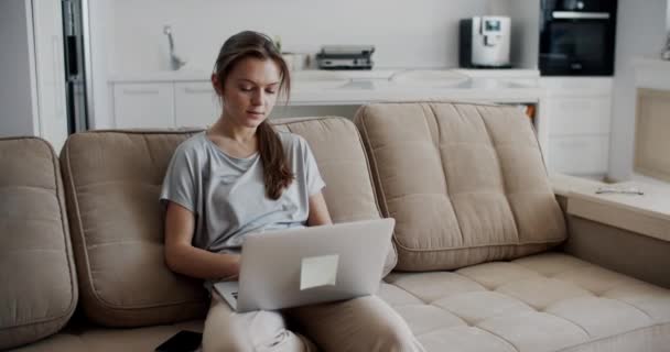 Young Brunette Woman Works Home Young Woman Sitting Sofa Typing — Stock Video