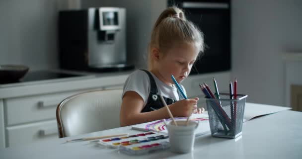 Una Niña Años Sienta Casa Pinta Sobre Papel Niño Dibuja — Vídeos de Stock