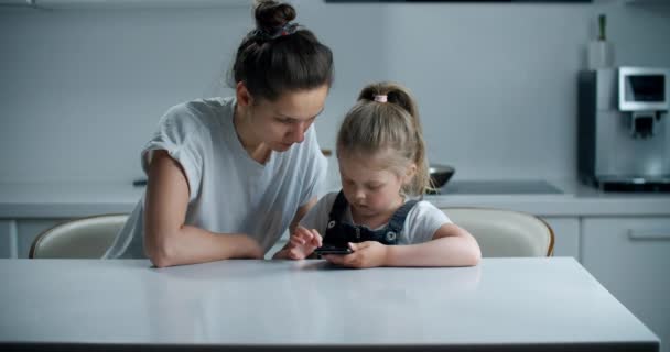 Mãe Filha Sentam Uma Mesa Cozinha Escrevem Uma Mensagem Telefone — Vídeo de Stock