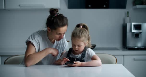 Mamá Hija Sientan Una Mesa Cocina Escriben Mensaje Por Teléfono — Vídeo de stock