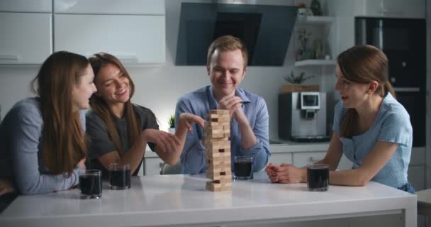 Freunde Sitzen Der Küche Und Spielen Ein Jenga Brettspiel Sie — Stockvideo