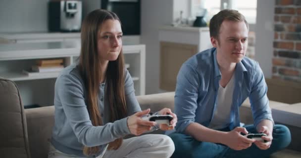 Spannende Vrienden Spelen Thuis Videospelletjes Een Vrouw Komt Feliciteert Winnaar — Stockvideo