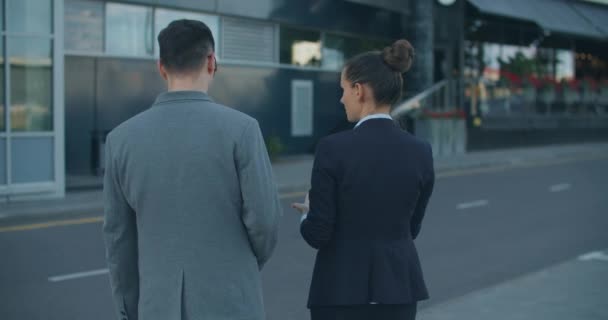 Het ontwerpteam werkt, bespreekt en schetst het logo, bespreekt en plant het uiterlijk van het project. Partners die ruzie maken op het werk. Ondernemingen — Stockvideo