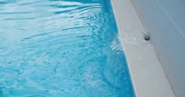 Açık havuz. Temiz su havuzu doldurur. Temiz su yakın.