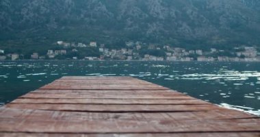 Dağları ve körfezi gören eski ahşap iskele. İyi akşamlar.