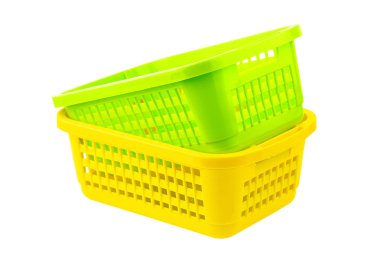 Beyaz arka plan üzerinde izole yeşil ve sarı plastik sepet