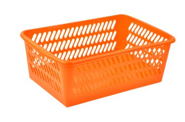 Kırmızı plastik sepet, beyaz arkaplanda izole edilmiş.