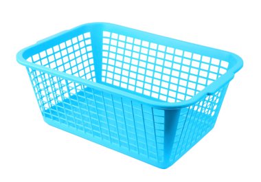 Mavi plastik sepet, beyaz arkaplanda izole edilmiş.