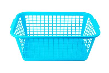 Mavi plastik sepet, beyaz arkaplanda izole edilmiş.